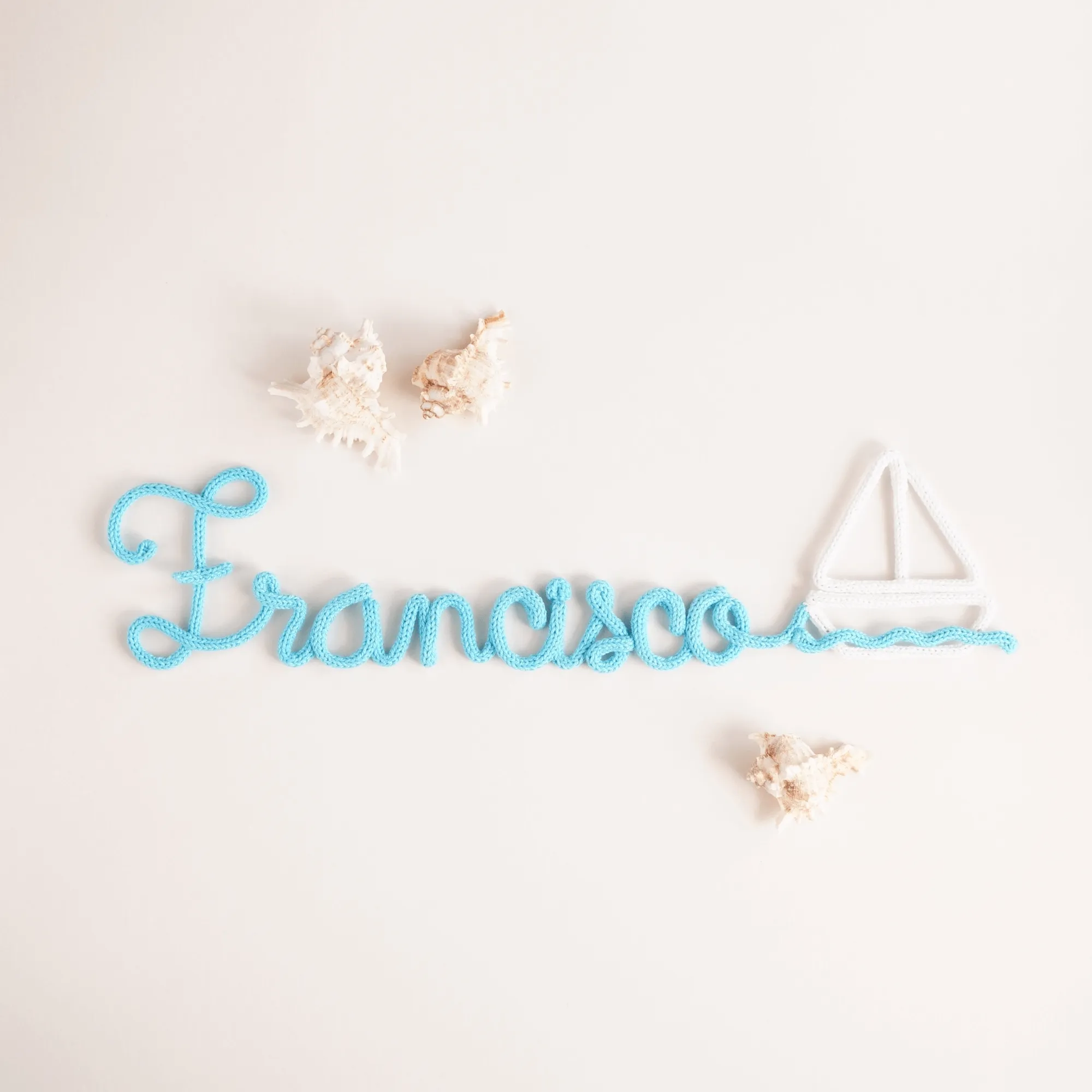 Nome personalizado com um barco feito em crochet