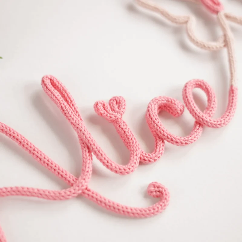 Nome personalizado com uma borboleta feito em crochet