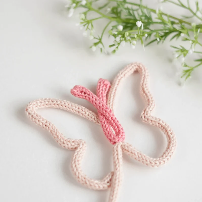 Nome personalizado com uma borboleta feito em crochet