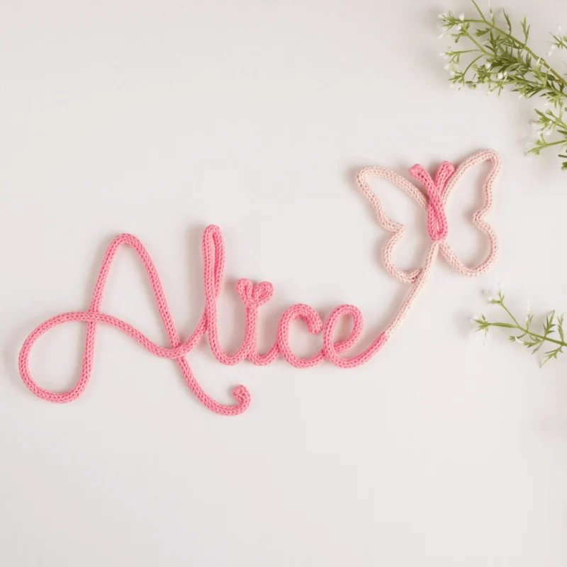 Nome personalizado com uma borboleta feito em crochet