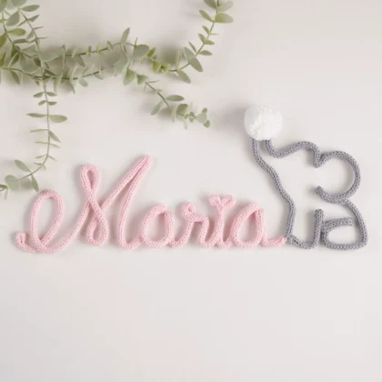Nome personalizado com um elefante feito em crochet