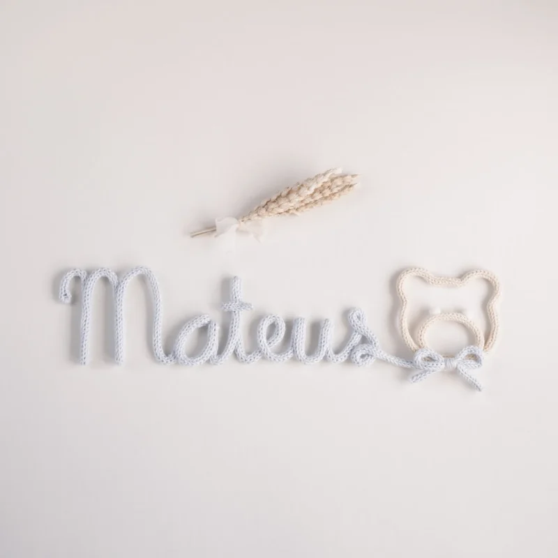 Nome personalizado com um ursinho feito em crochet
