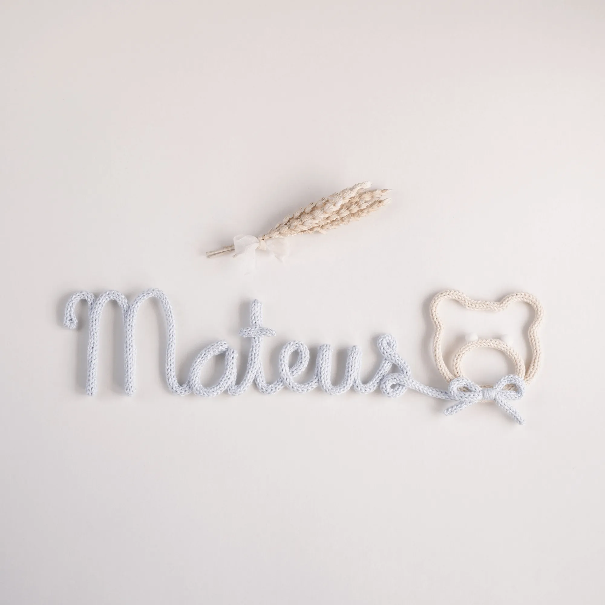 Nome personalizado com um ursinho feito em crochet