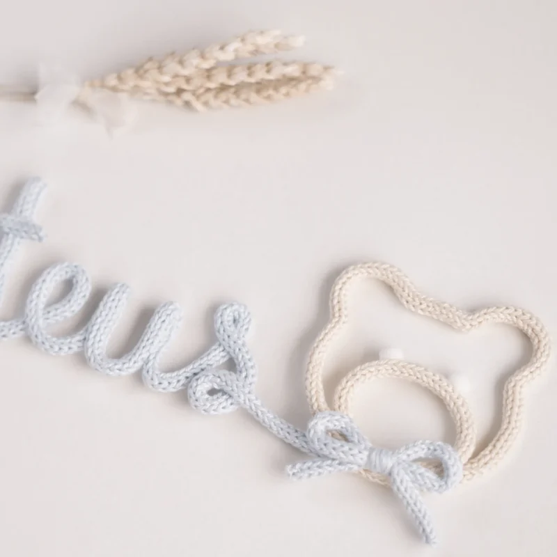 Nome personalizado com um ursinho feito em crochet
