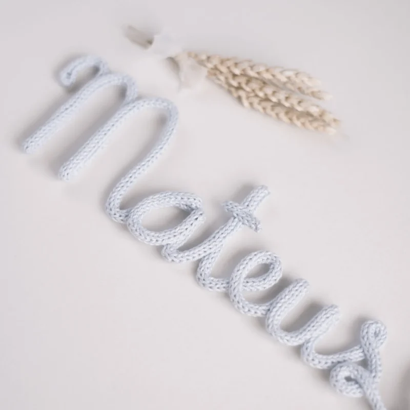 Nome personalizado com um ursinho feito em crochet