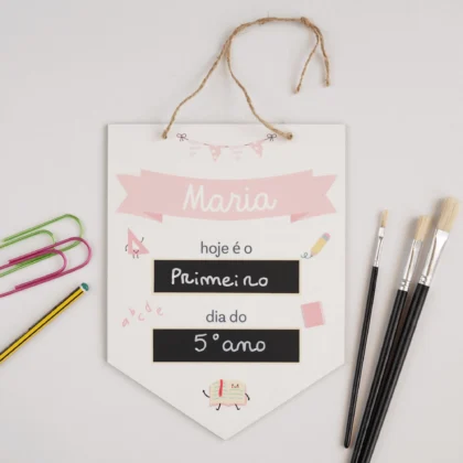 Bandeirola personalizada com nome e quadros de giz, ideal para registar o primeiro e o último dia de cada ano escolar
