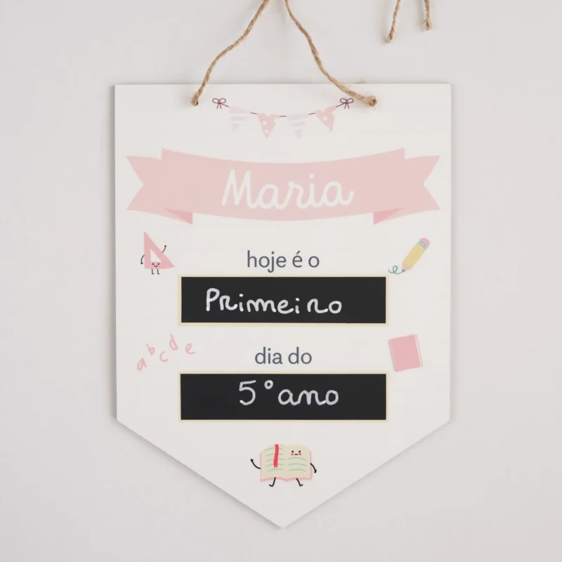 Bandeirola personalizada com nome e quadros de giz, ideal para registar o primeiro e o último dia de cada ano escolar