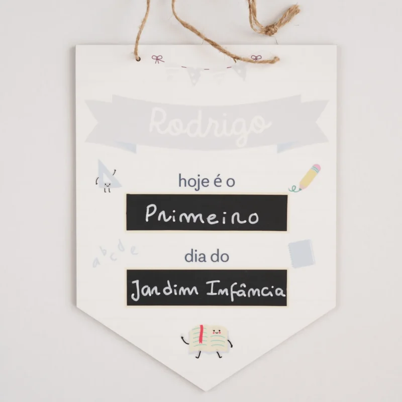 Bandeirola personalizada com nome e quadros de giz, ideal para registar o primeiro e o último dia de cada ano escolar
