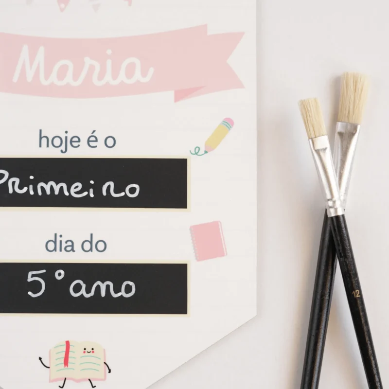 Bandeirola personalizada com nome e quadros de giz, ideal para registar o primeiro e o último dia de cada ano escolar