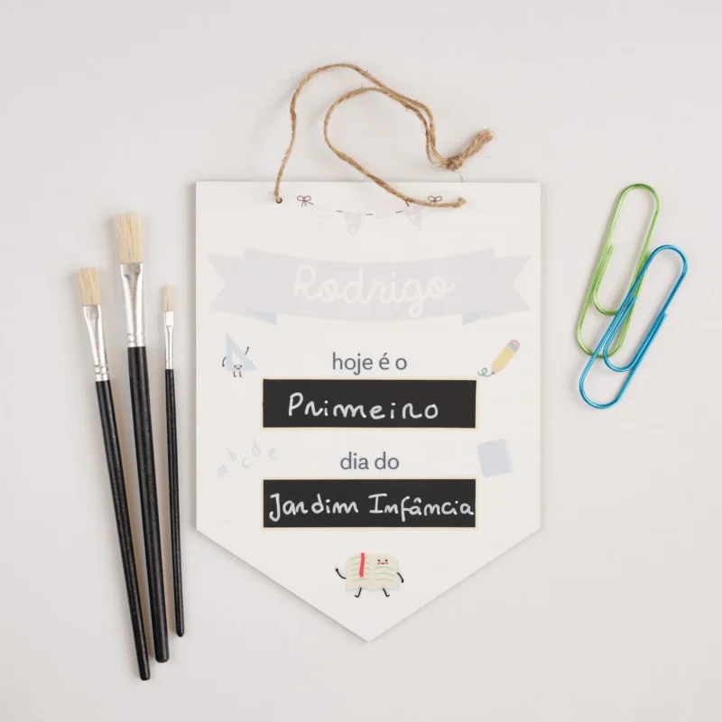 Bandeirola personalizada com nome e quadros de giz, ideal para registar o primeiro e o último dia de cada ano escolar