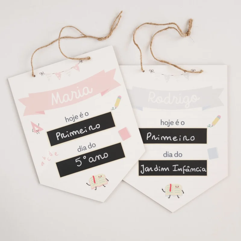 Bandeirola personalizada com nome e quadros de giz, ideal para registar o primeiro e o último dia de cada ano escolar