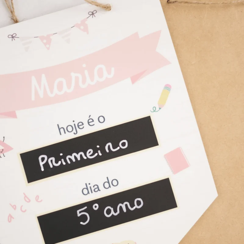 Bandeirola personalizada com nome e quadros de giz, ideal para registar o primeiro e o último dia de cada ano escolar