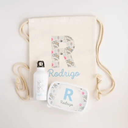 Conjunto escolar personalizado composto por saco de algodão cru, garrafa de 400ml e lancheira, todos com inicial e nome “Rodrigo”