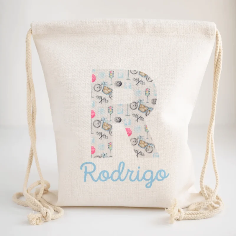 Conjunto escolar personalizado composto por saco de algodão cru, garrafa de 400ml e lancheira, todos com inicial e nome “Rodrigo”