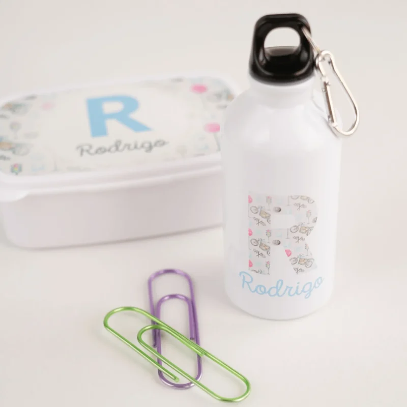 Conjunto escolar personalizado composto por saco de algodão cru, garrafa de 400ml e lancheira, todos com inicial e nome “Rodrigo”