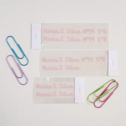 Etiquetas escolares termoaderentes personalizadas com nome, aplicáveis em tecidos como mochilas, estojos e roupa escolar com ferro de engomar