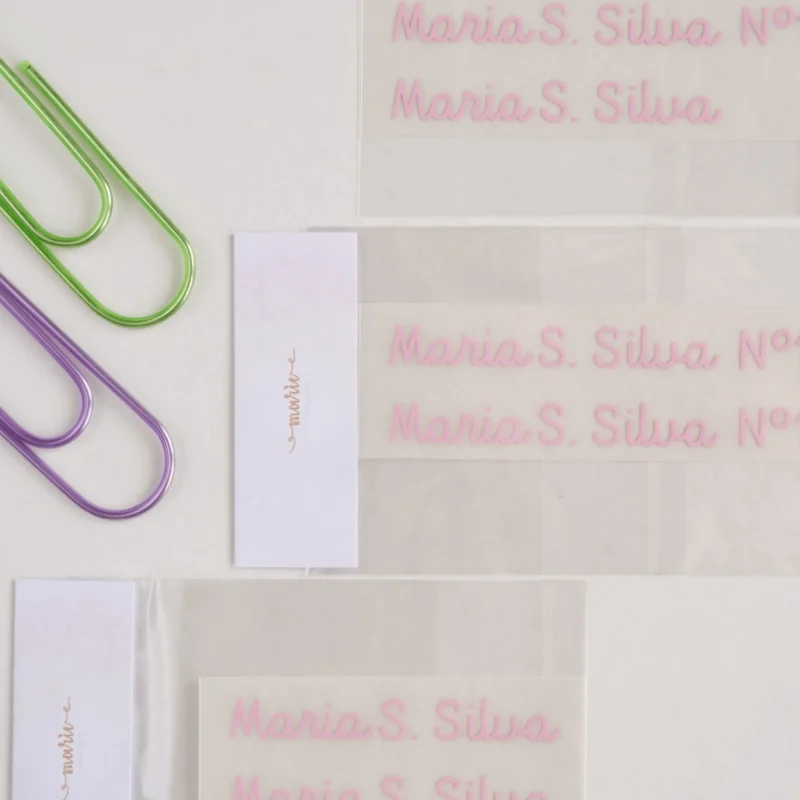 Etiquetas escolares termoaderentes personalizadas com nome, aplicáveis em tecidos como mochilas, estojos e roupa escolar com ferro de engomar