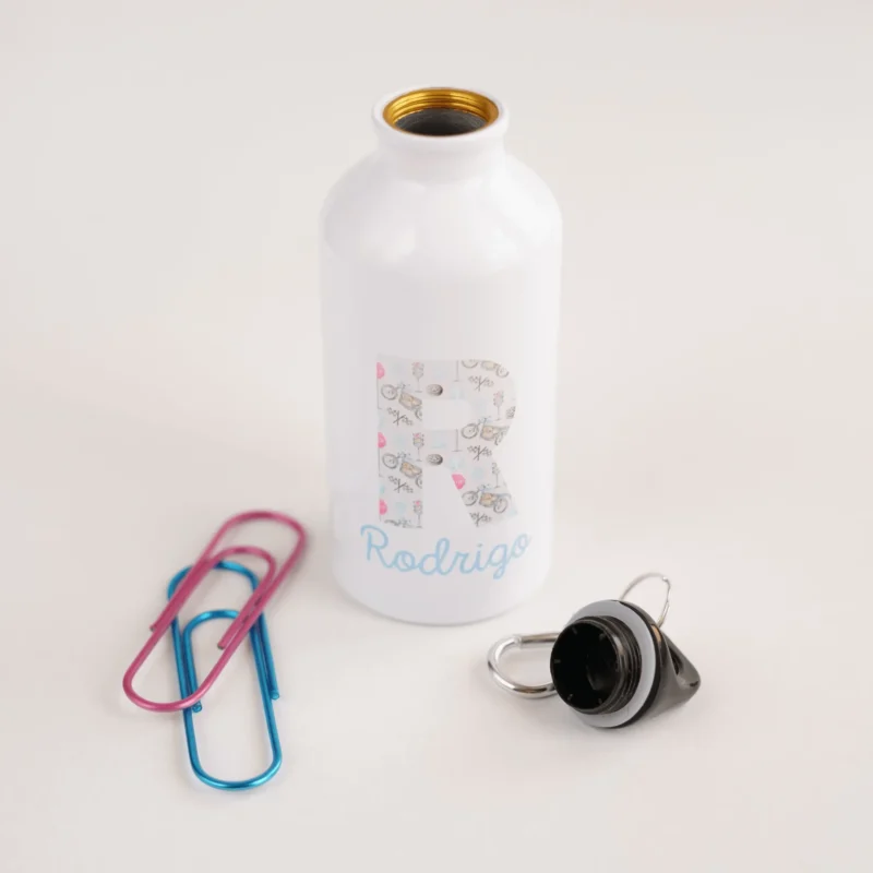Garrafa branca personalizada de 400ml com tampa preta, inicial decorada e nome “Rodrigo” em azul