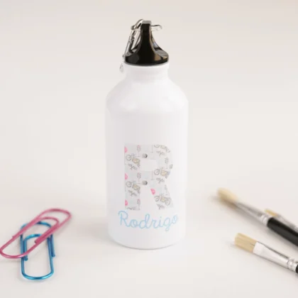 Garrafa branca personalizada de 400ml com tampa preta, inicial decorada e nome “Rodrigo” em azul