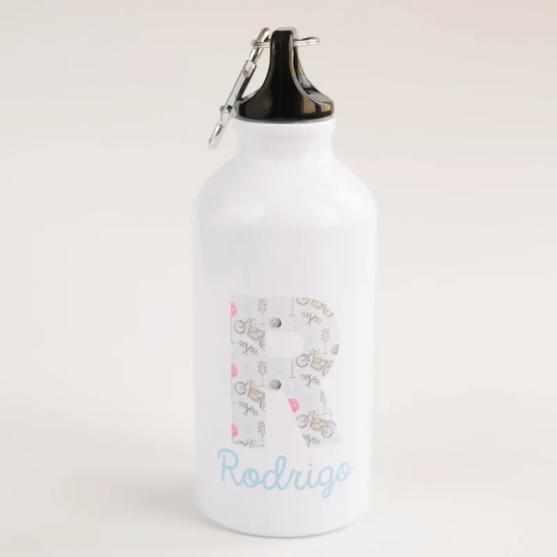Garrafa branca personalizada de 400ml com tampa preta, inicial decorada e nome “Rodrigo” em azul