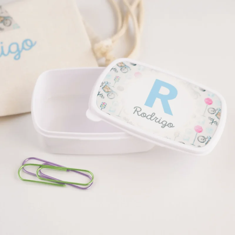 Lancheira personalizada branca com tampa decorada com inicial e nome “Rodrigo” em azul, rodeada por ilustrações coloridas