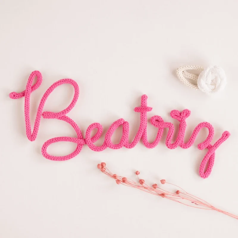Nome Beatriz personalizado feito em crochet
