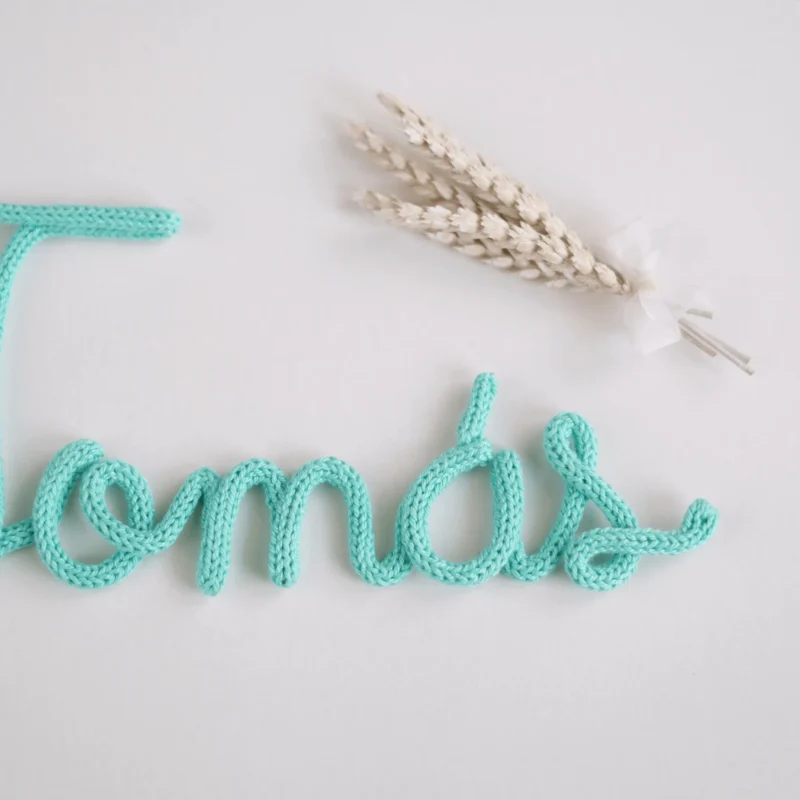Nome Tomás personalizado feito em crochet