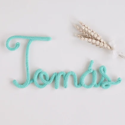 Nome Tomás personalizado feito em crochet