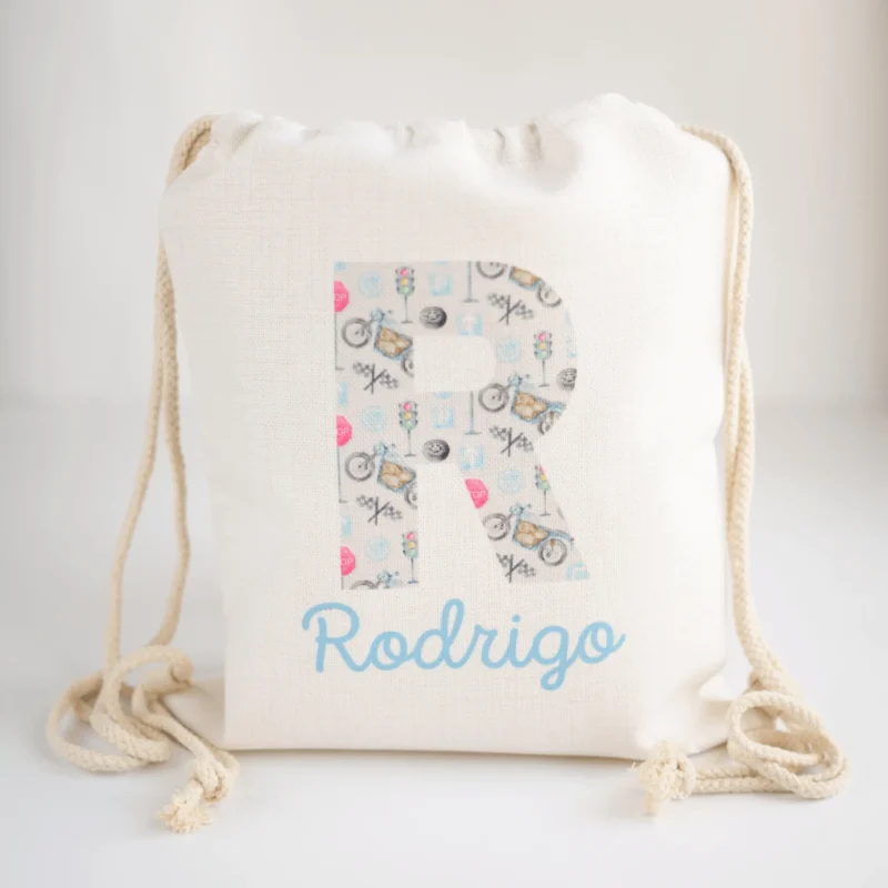 Saco de algodão cru personalizado com inicial e nome “Rodrigo” em azul, modelo Saco “O Meu Nome” da Marie Designs