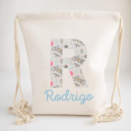 Saco de algodão cru personalizado com inicial e nome “Rodrigo” em azul, modelo Saco “O Meu Nome” da Marie Designs