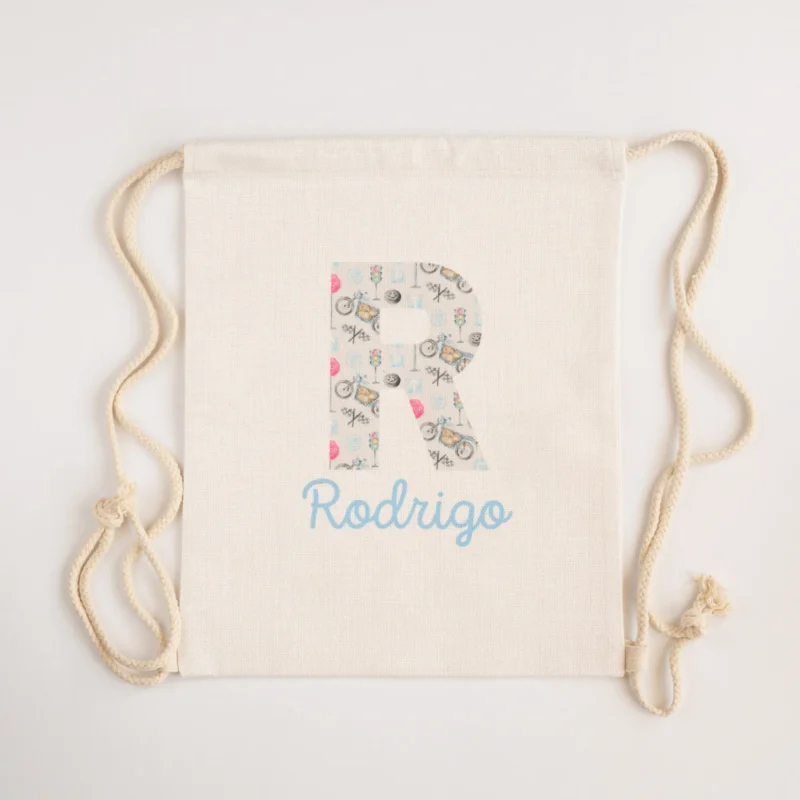 Saco de algodão cru personalizado com inicial e nome “Rodrigo” em azul, modelo Saco “O Meu Nome” da Marie Designs